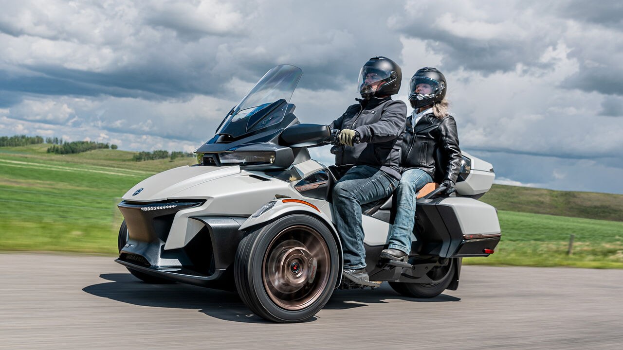 Can-am Spyder RT met twee mensen op de weg